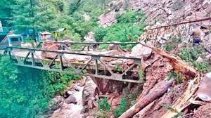 Photo of उत्तराखंड में मुसीबत बनी बारिश, पुल टूटने से लेकर हाईवे बाधित होने से जगह-जगह फंसे यात्री