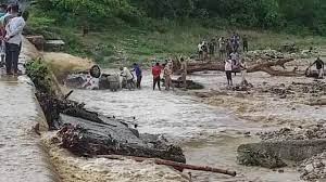 Photo of उत्तराखंड के रामनगर में हुआ बड़ा हादसा, नदी में कार गिरने से 9 पर्यटकों की हुई मौत… 