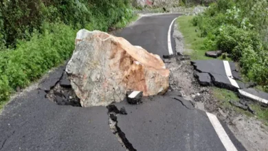 Photo of उत्तराखंड: बारिश के बाद भूस्खलन ने रोकी गाड़ियों की रफ्तार, जगह-जगह फंसे यात्री