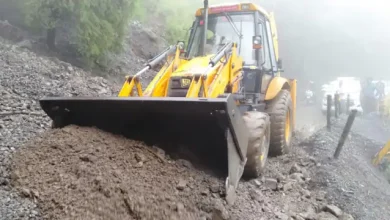 Photo of उत्तराखंड: लगातार हो रही बारिश बनी आफत, हाईवे और सड़कें बंद
