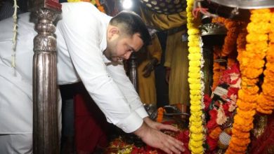 Photo of चप्पल पहनकर कर मंदिर गए तेजस्वी यादव, भाजपा ने घेरा