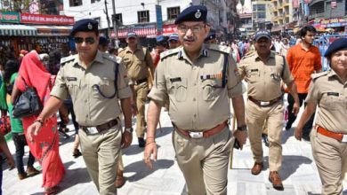 Photo of जिला पंचायत के परिणाम घोषित होते ही बवाल, लोगों की भीड़ ने पुलिसकर्मियों पर किया पथराव