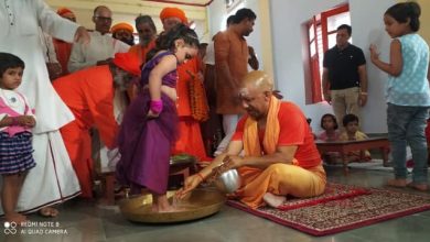 Photo of कुछ इस अंदाज़ में गोरखनाथ मंदिर में सीएम योगी ने नवरात्र की नवमी पर किया कन्या पूजन