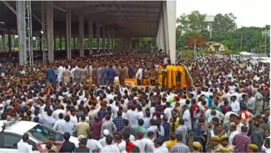 Photo of अपने नेता जी को अंतिम विदाई देने सैफई पंहुचा लोगो का हुजूम, पढ़े पूरी ख़बर