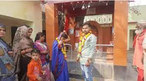 Photo of यूपी -लड़की ने भागकर अपने प्रेमी के साथ किया कोर्ट मैरिज, पुलिस चौकी में दोबारा की शादी