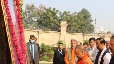 Photo of योगी आद‍ित्‍यनाथ ने लोकभवन स्थित प्रतिमा पर की पुष्पांजलि अर्प‍ित की..