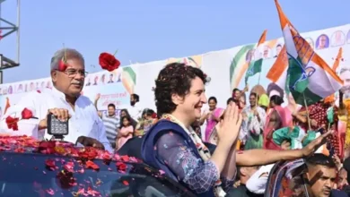 Photo of प्रियंका गांधी और अन्य कांग्रेस नेताओं के स्वागत के लिए सड़कों पर फूलों की पंखुड़ियां बिछाई गई..