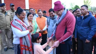 Photo of मुख्‍यमंत्री धामी अपने टिहरी दौरे के दूसरे दिन अचानक खेतों में पहुंचे और जुताई करने लगे..