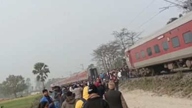 Photo of बिहार के मझौलिया स्टेशन के पास सत्याग्रह एक्सप्रेस ट्रेन के इंजन से अलग हुए पांच डिब्बे…
