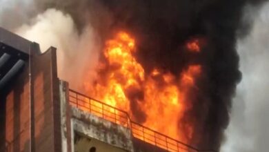 Photo of कानपुर की बासमंडी में स्‍थ‍ित रेडीमेट कापड़ा मार्केट जलकर हुई राख, 600 से अध‍िक दुकाने जली