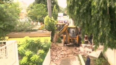 Photo of माफिया अतीक अहमद और उसके मददगारों के प्रयागराज-कौशांबी के घरो पर चला योगी का बुलडोजर