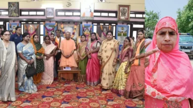 Photo of बरकत अली की पत्नी है ने पैर छूकर मुख्यमंत्री का आशीर्वाद लिया..