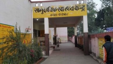 Photo of सामुदायिक स्वास्थ्य केंद्र में प्रसव के लिए आई गर्भवती को फर्श पर लिटा दिया गया..