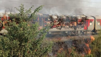Photo of आगरा: भाड़ई रेलवे स्टेशन के पास पातालकोट एक्सप्रेस के दो डिब्बों में लगी आग