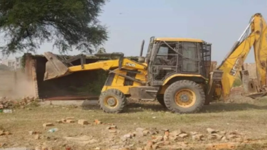 Photo of देवरिया हत्याकांड: बुलडोजर से बचाव का रास्ता खोज रहा आरोपी प्रेमचंद का परिवार