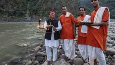 Photo of अखिलेश पहुंचे देवप्रयाग तो सीएम ने गोरखनाथ मंदिर में मनाया त्योहार