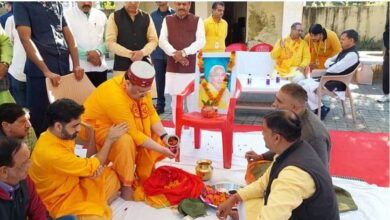 Photo of भाजपा के राष्ट्रीय अध्यक्ष जेपी नड्डा ने हरिद्वार के घाट पर किया बुआ का अस्थि विसर्जन