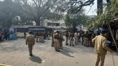 Photo of देहरादून: राजभवन के बाहर आत्मदाह की कोशिश, पेट्रोल की बोतल लेकर पहुंचे कोविड कर्मचारी