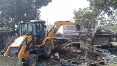 Photo of लखीमपुर : संपूर्णानगर में आरोपी जोहिद की दुकान पर चला बुलडोजर