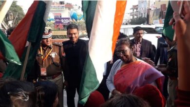 Photo of बच्चों को देख राष्ट्रपति ने अपना काफिला रुकवाया, बच्चों को दुलारा और उन्हें चॉकलेट बांटी