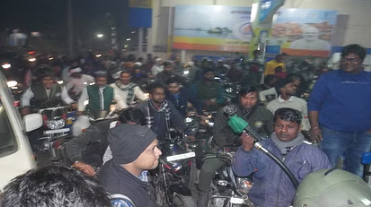 Photo of 30 पेट्रोल पंप सूखे,सब्जी और दूध की गाड़ियां भी प्रभावित,ट्रकों की हड़ताल का असर