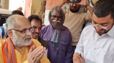 Photo of मध्यप्रदेश: BJP विधायक ने पकड़े SDM के पैर, बोले- जनता दुखी है साहब, हाथ जोड़ रहे हैं…