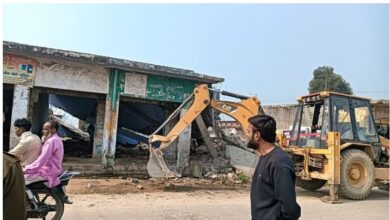 Photo of खुदागंज में चला बुलडोजर : हाईवे चौड़ीकरण में बाधक अतिक्रमण ध्वस्त