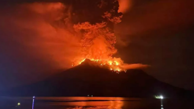 Photo of इंडोनेशिया के रुआंग पर्वत पर फटा ज्वालामुखी, 24 घंटे में हुए पांच धमाके