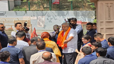 Photo of कैंची धाम में उपराष्ट्रपति जगदीप धनखड़, युवतियों ने चंदन लगाकर स्वागत किया