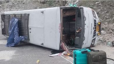 Photo of देहरादून: अनियंत्रित होकर पलटी बस, 24 यात्री थे सवार, एक घायल