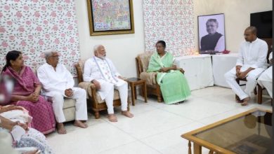 Photo of दिवंगत नेता सुशील मोदी के घर जाकर पीएम मोदी ने दी श्रद्धांजलि