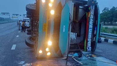 Photo of अमेठी: पूर्वांचल एक्सप्रेस वे पर डबल डेकर बस पलटी, 30 से अधिक लोग घायल