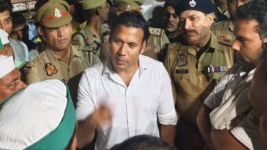 Photo of लाठीचार्ज की अफवाह से सहमे शामली के गन्ना किसान, कई गांव के लोगों ने किया हाईवे कूच