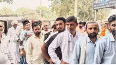 Photo of इफको केंद्र पर खाद आने की सूचना पाकर पहुंचे 300 से ज्यादा किसान, पुलिस की मौजूदगी में मिले टोकन