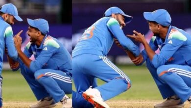 Photo of Virat Kohli ने बढ़ा दिया भारतीय खिलाड़ी का कद, बीच मैदान पर छुए पैर; वजह बेहद मजेदार