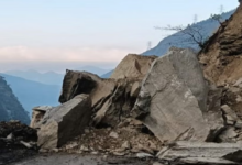 Photo of कैलाश मानसरोवर यात्रा मार्ग में टूटकर गिरा पहाड़, आवाजाही ठप, फंसी गाड़ियां