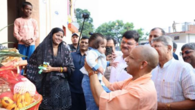Photo of निषाद-वाल्मिकी समाज के लोगों के साथ सीएम योगी ने मनाई दिवाली