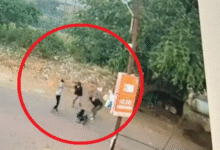 Photo of महाराष्ट्र में शिवसेना पार्षद के पति की दिनदहाड़े हत्या, बीच सड़क पर तलवार और कुल्हाड़ियों किए वार