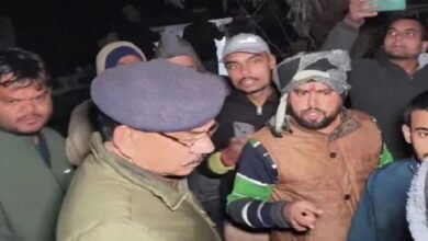 Photo of मंदिर के पास पशुओं के अवशेष मिलने पर हिंदूवादी संगठनों का प्रदर्शन