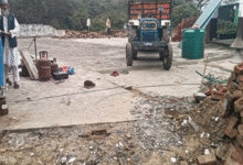 Photo of मदरसा और मस्जिद को मुस्लिम समुदाय ने खुद ही तोड़ना शुरू किया, प्रशासन ने दिया था ध्वस्तीकरण नोटिस