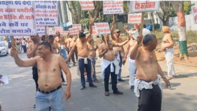 Photo of इंदौर: पूर्वी रिंग रोड के विरोध में सड़कों पर उतरे किसान, अर्धनग्न होकर किया प्रदर्शन किया