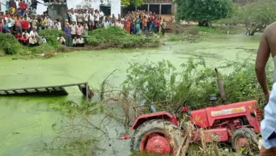 Photo of लखनऊ में ट्रैक्टर-ट्राली तालाब में गिरने से 36 जख्मी, 9 की मौत