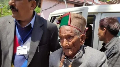Photo of देश के पहले वोटर श्याम सरण नेगी के जज्बे को सलाम घर में नहीं मतदान केंद्र में जा कर डालेंगे अपना वोट 