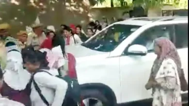 Photo of इस वजह से महिला संविदाकर्मियों ने स्वास्थ्य मंत्री की गाड़ी को घेरा