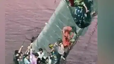 Photo of मोरबी शहर में हुए हादसे में सरकार की कड़ी कार्रवाई, नगरपालिका अधिकारी को किया सस्पेंड