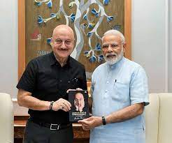Photo of हीराबेन मोदी को ट्वीट कर अभिनेता अनुपम खेर ने दी श्रद्धांजलि…