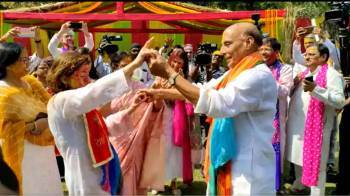 Photo of होली के अवसर पर रक्षा मंत्री राजनाथ सिंह ने अमेरिकी वाणिज्य मंत्री जीना रायमुंडो कि उनके आवास पर मेजबानी की