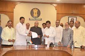 Photo of कांग्रेस के एक प्रतिनिधिमंडल ने राजभवन में राज्यपाल रमेश बैस से मुलाकात के दौरान यह मांग की..