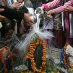 Photo of आइये जानते हैं कि आखिर शिवलिंग पर चढ़ाया जल पीना चाहिए या नहीं
