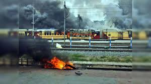 Photo of केरल के कन्नूर रेलवे स्टेशन अलप्पुझा-कन्नूर एक्जीक्यूटिव एक्सप्रेस ट्रेन के जनरल कोच में लगी आग… 